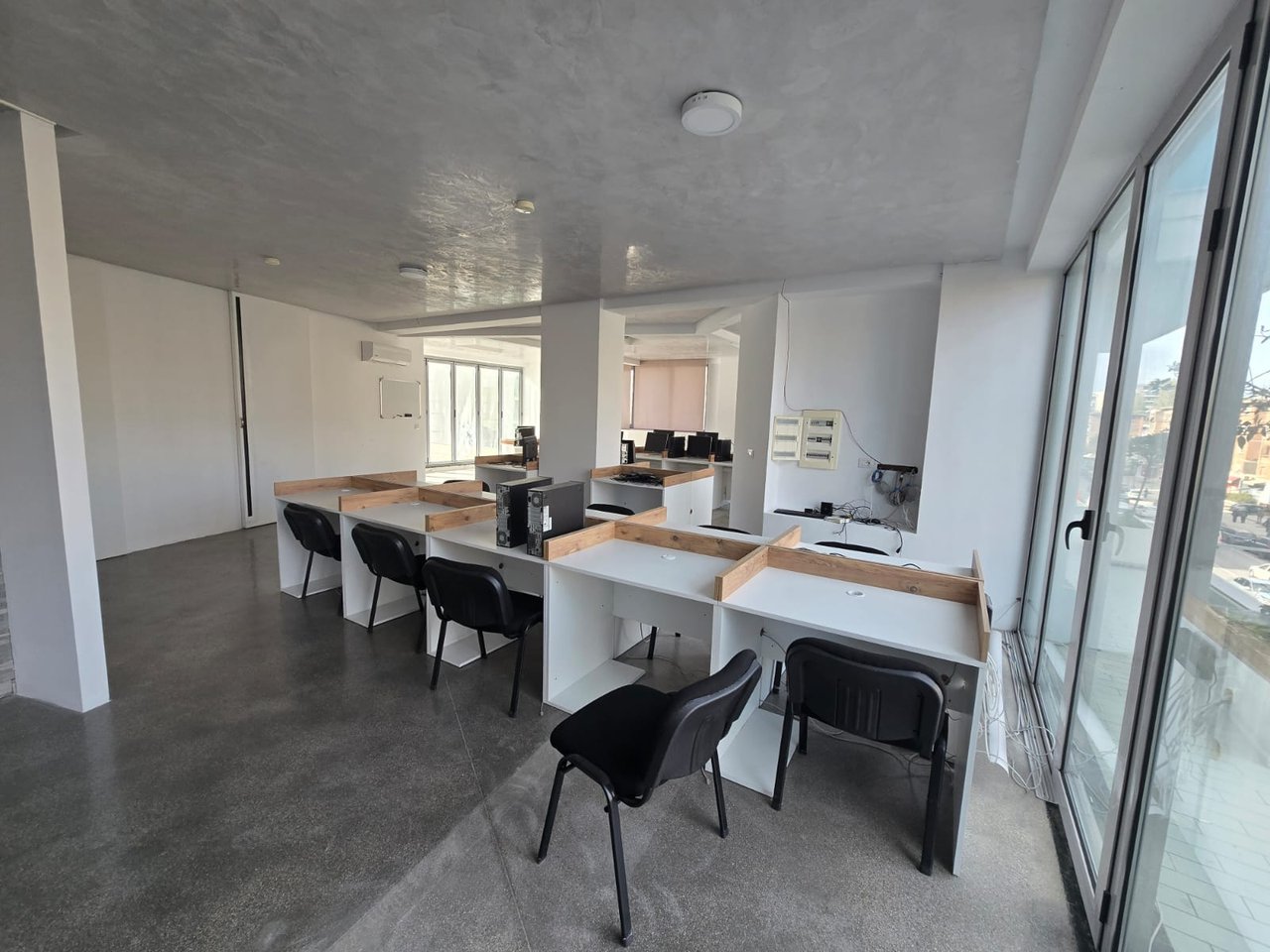 NJESI PER QIRA  PRANE BULEVARDIT"ISMAIL QEMALI"!