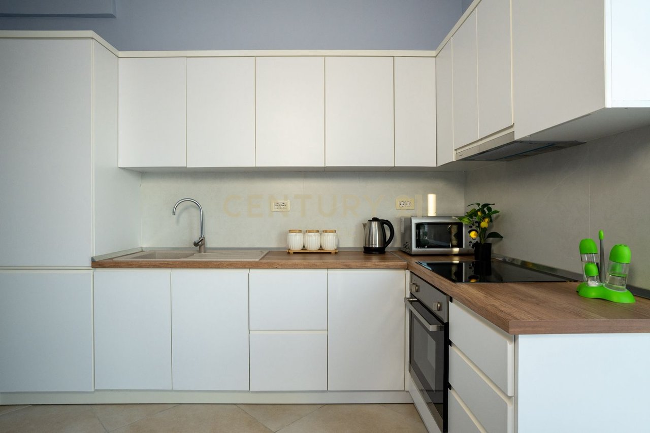 APARTAMENT 3+1+2T ME VERANDË 160 m² – PLAZH, DURRËS