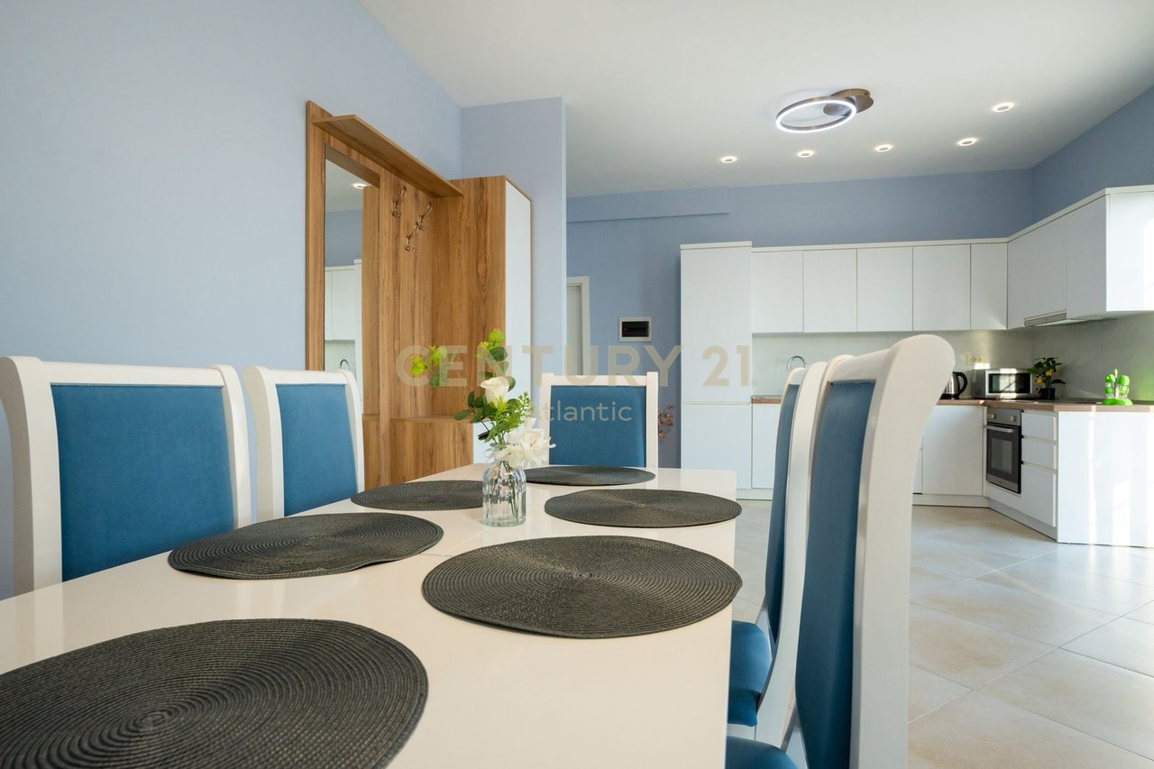 APARTAMENT 3+1+2T ME VERANDË 160 m² – PLAZH, DURRËS