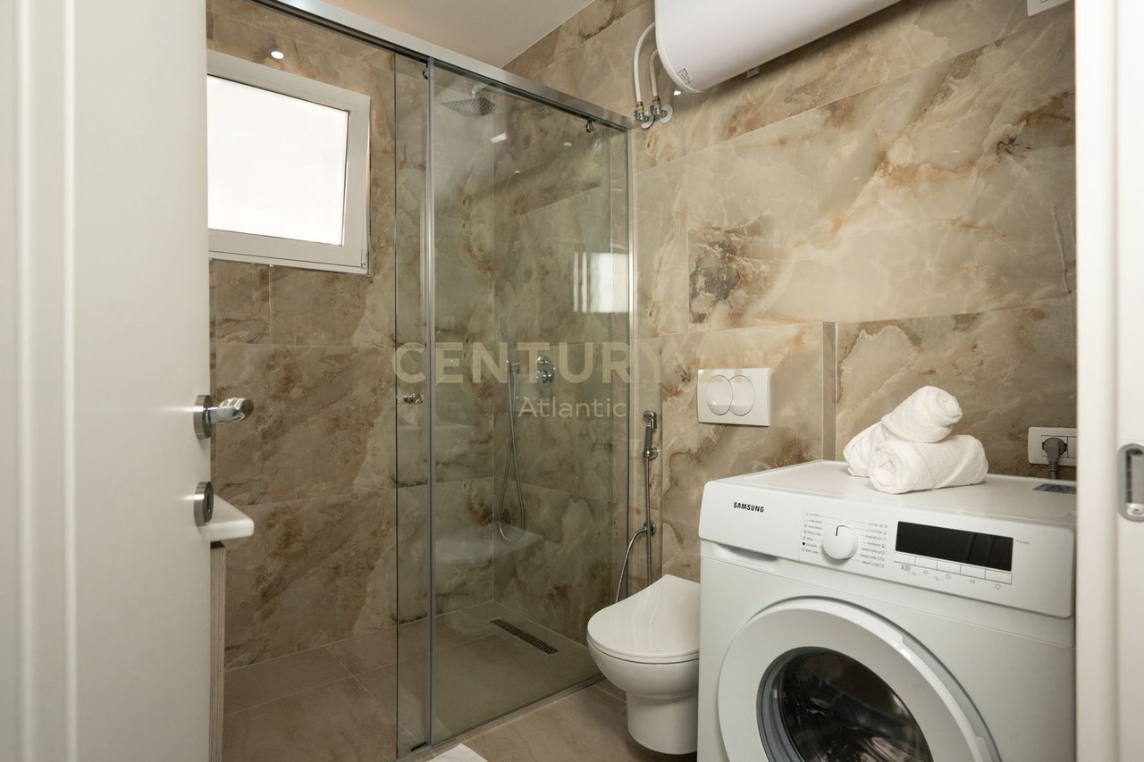 APARTAMENT 3+1+2T ME VERANDË 160 m² – PLAZH, DURRËS