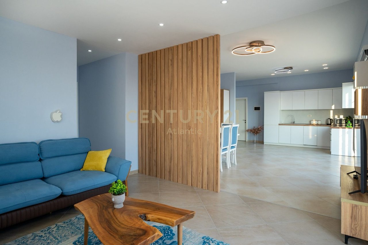 APARTAMENT 3+1+2T ME VERANDË 160 m² – PLAZH, DURRËS