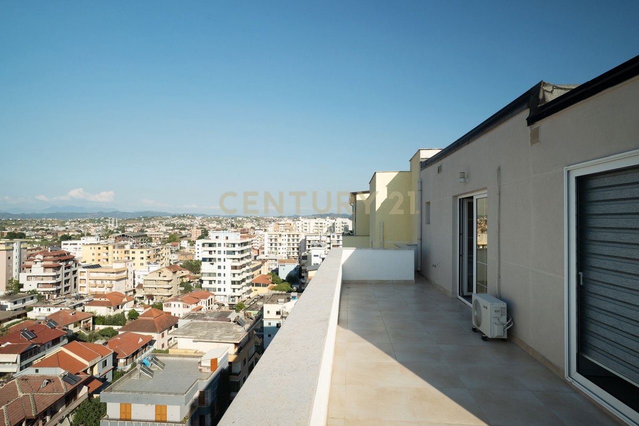 APARTAMENT 3+1+2T ME VERANDË 160 m² – PLAZH, DURRËS