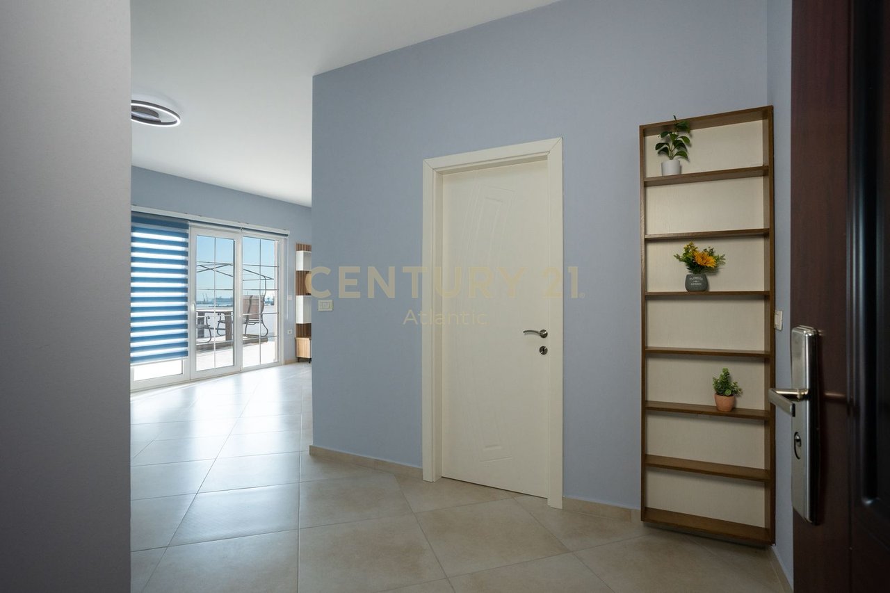 APARTAMENT 3+1+2T ME VERANDË 160 m² – PLAZH, DURRËS