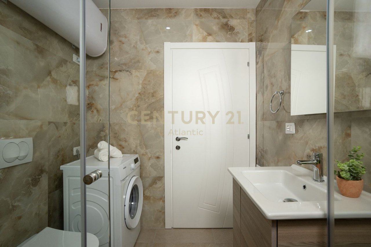 APARTAMENT 3+1+2T ME VERANDË 160 m² – PLAZH, DURRËS