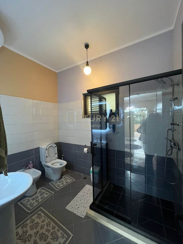 Vilë për Shitje ne Xhafzotaj !!