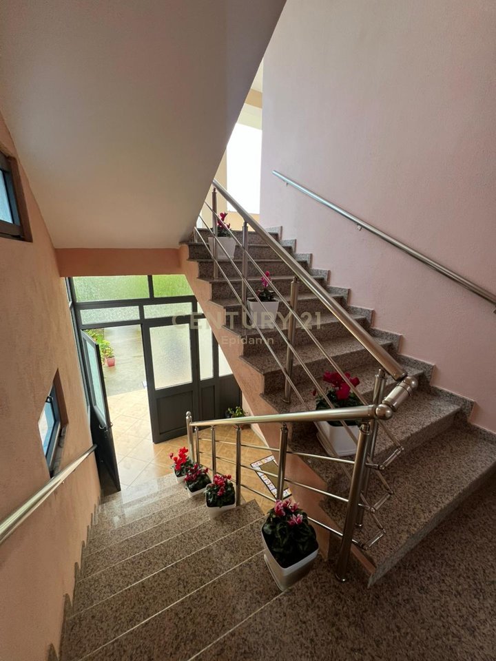 Vilë për Shitje ne Xhafzotaj !!