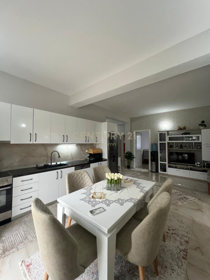 Vilë për Shitje ne Xhafzotaj !!