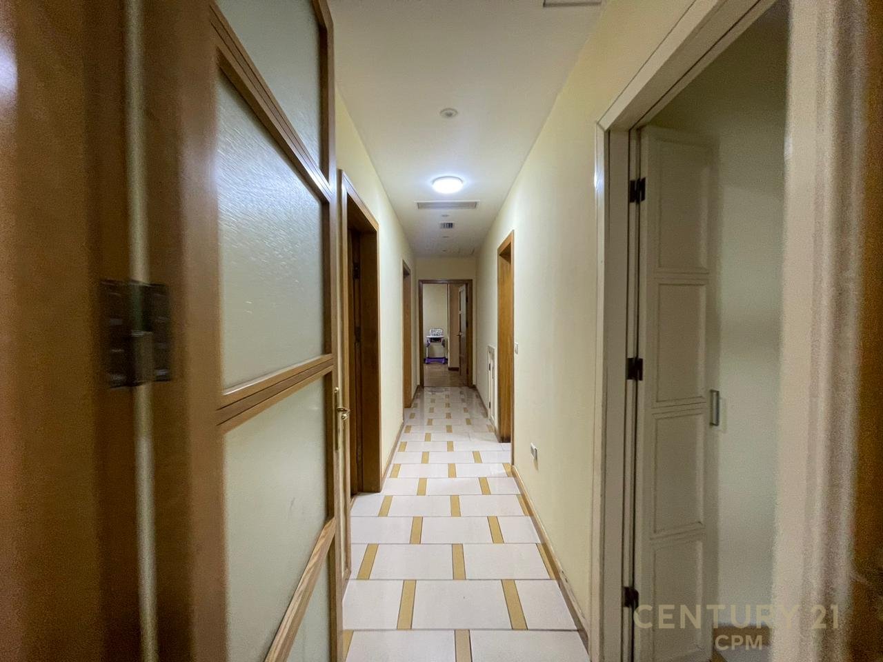 Apartament 3+1+2 Me Qira në Sheshi Skënderbej (Qendër), Rruga Barrikadave - 1300€ | 160 m²