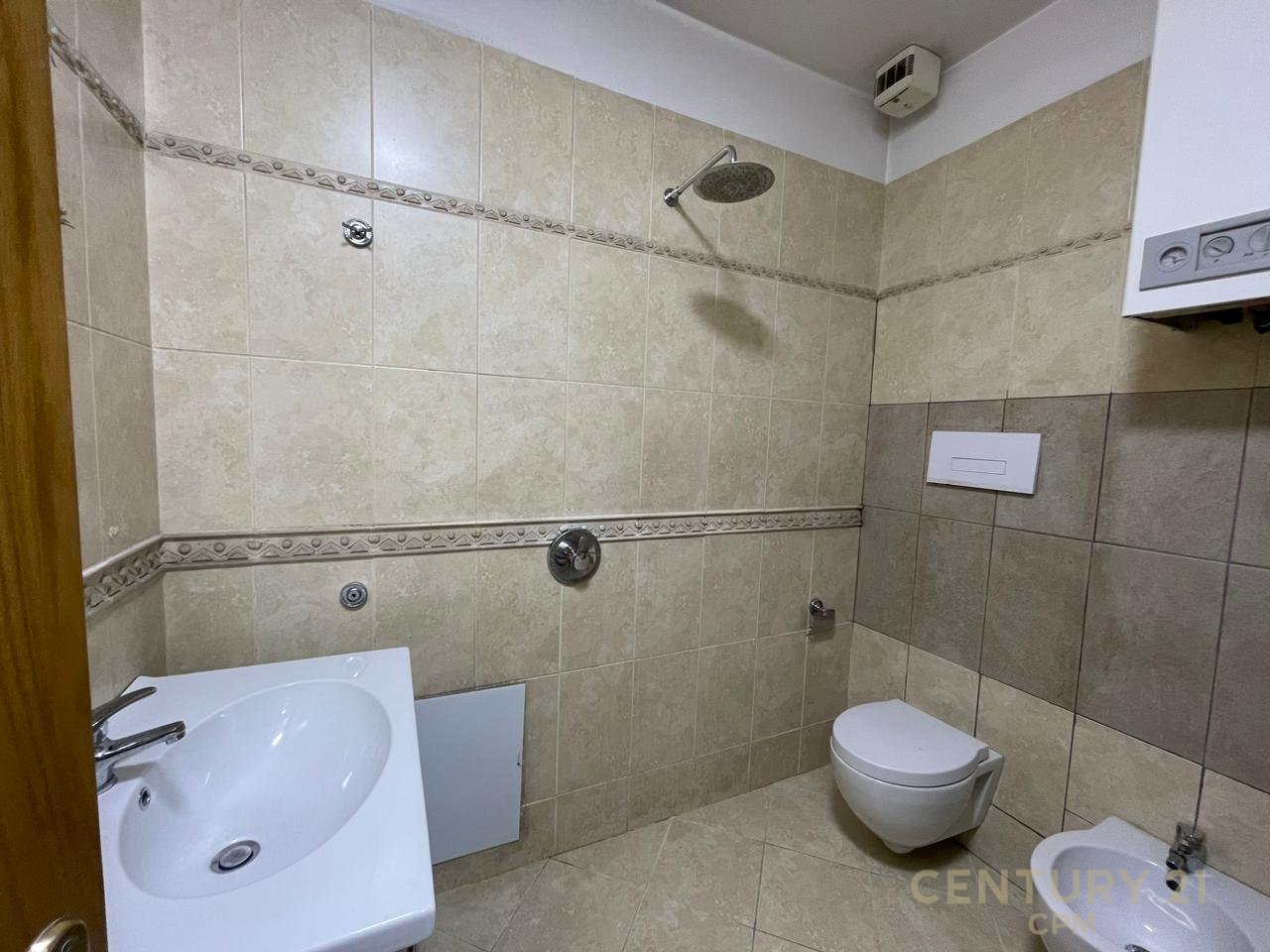 Apartament 3+1+2 Me Qira në Sheshi Skënderbej (Qendër), Rruga Barrikadave - 1300€ | 160 m²