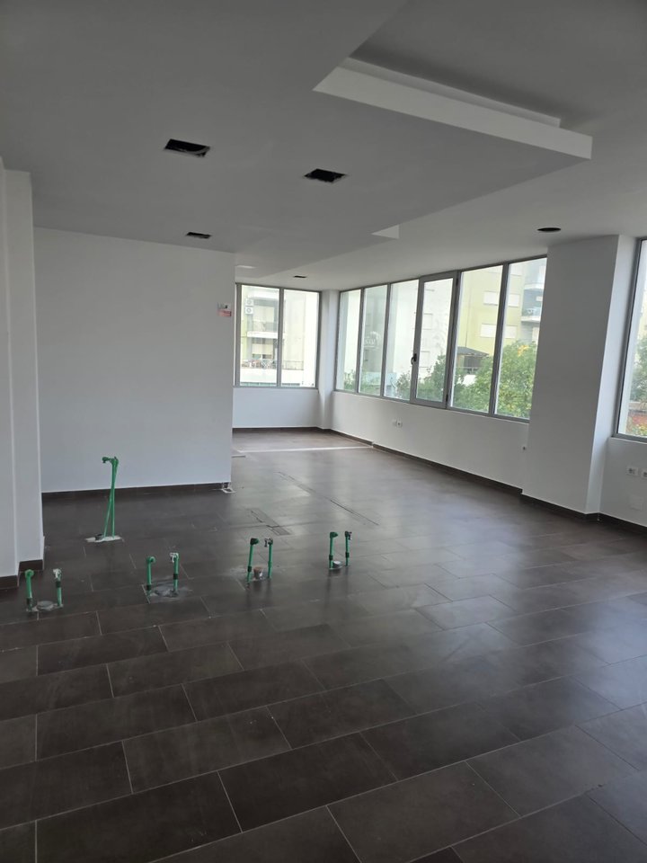 NJESI PER QIRA,PRANE BULEVARDIT "ISMAIL QEMALI"!