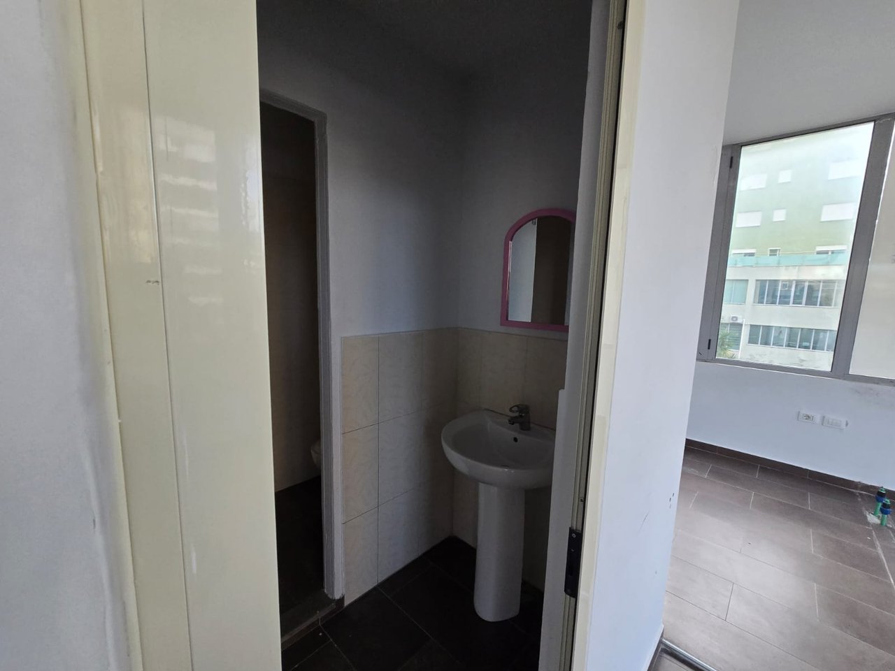 NJESI PER QIRA,PRANE BULEVARDIT "ISMAIL QEMALI"!