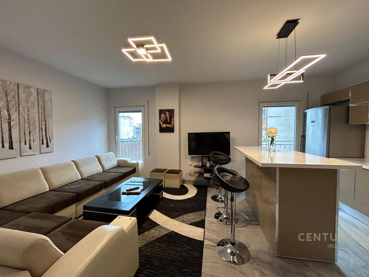 JEPET ME QERA APARTAMENT 3+1+2 TEK 21 DHJETORI.