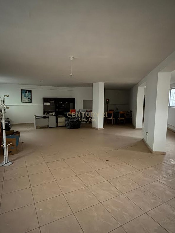 Dyqan per shitje tek Ish parku Sportiv