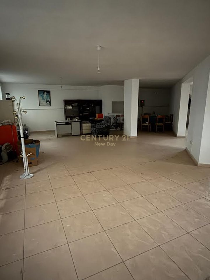 Dyqan per shitje tek Ish parku Sportiv