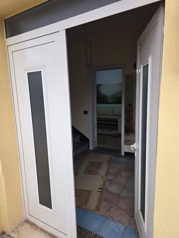 Jepet me qira kati i dytë i një vile, 2+1 – Pas Shkollës së Kuqe