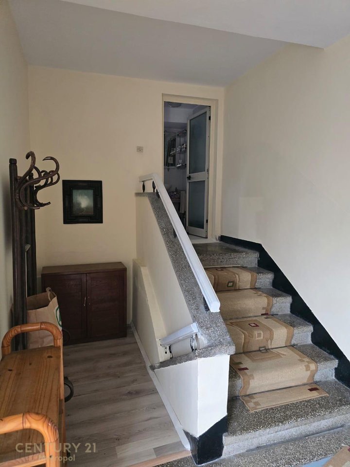 Jepet me qira kati i dytë i një vile, 2+1 – Pas Shkollës së Kuqe