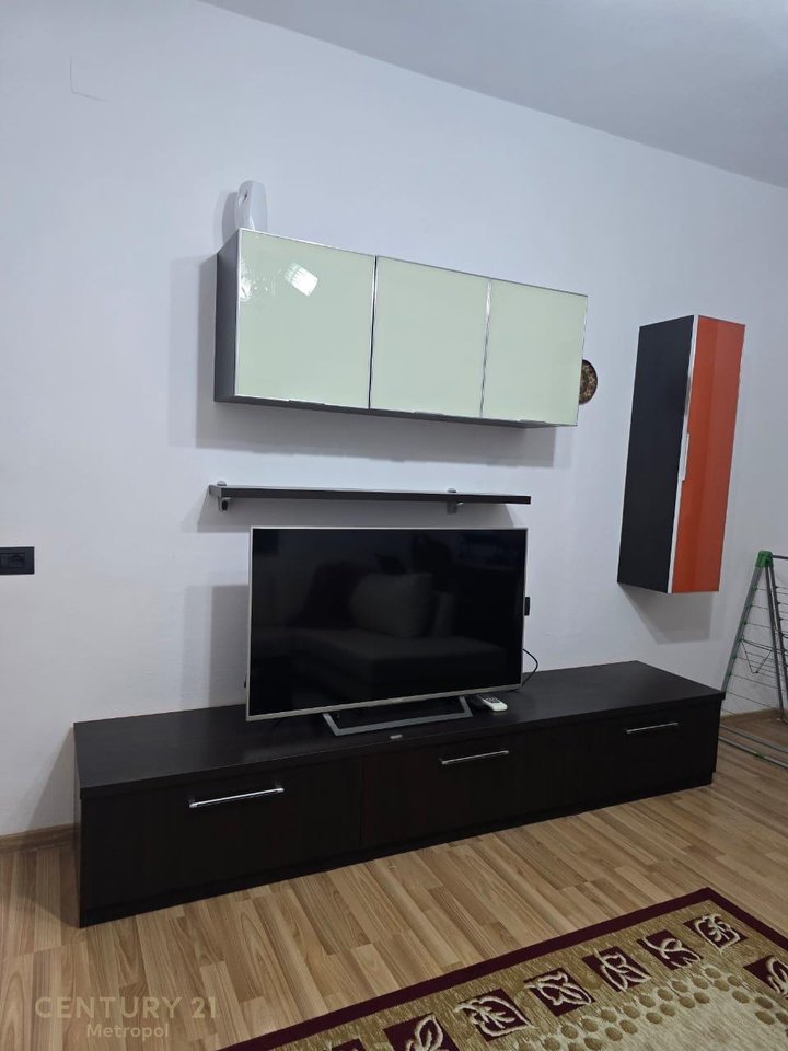 Jepet me qira kati i dytë i një vile, 2+1 – Pas Shkollës së Kuqe