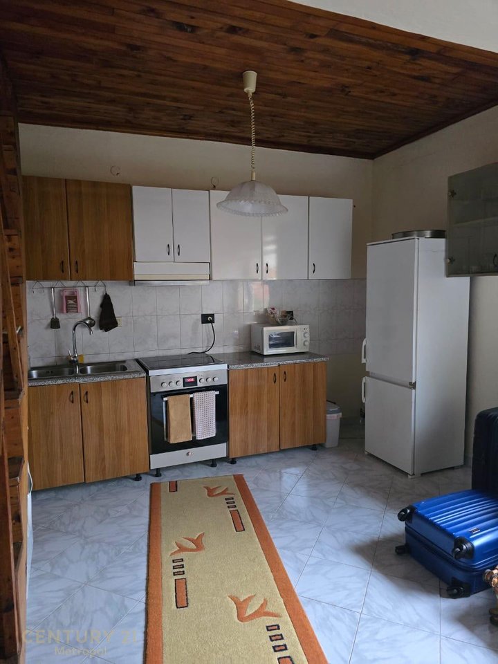 Jepet me qira kati i dytë i një vile, 2+1 – Pas Shkollës së Kuqe