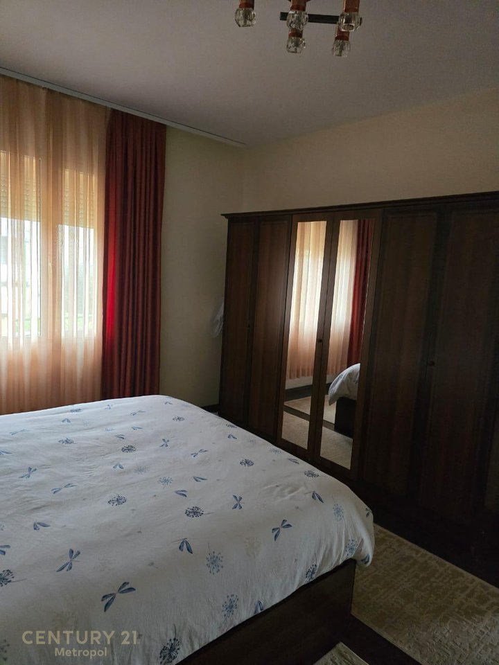 Jepet me qira kati i dytë i një vile, 2+1 – Pas Shkollës së Kuqe