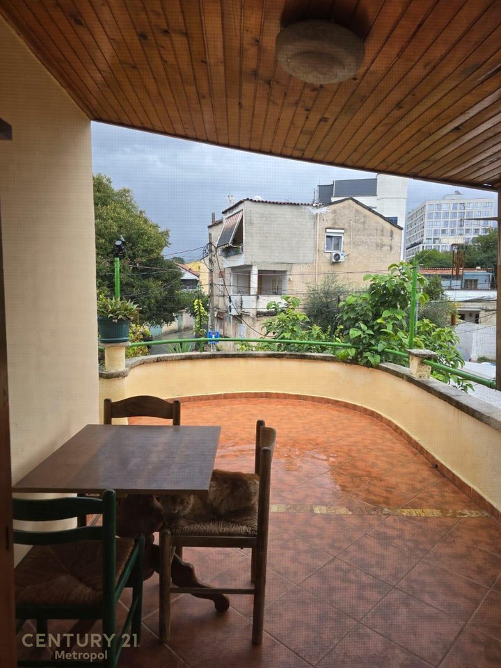 Jepet me qira kati i dytë i një vile, 2+1 – Pas Shkollës së Kuqe