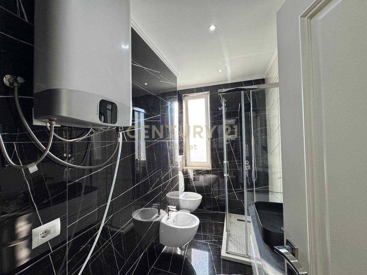 SUPER APARTAMENT 2+1+2+3 BALLKONE+ 2 Poste PARKIMI PER SHITJE