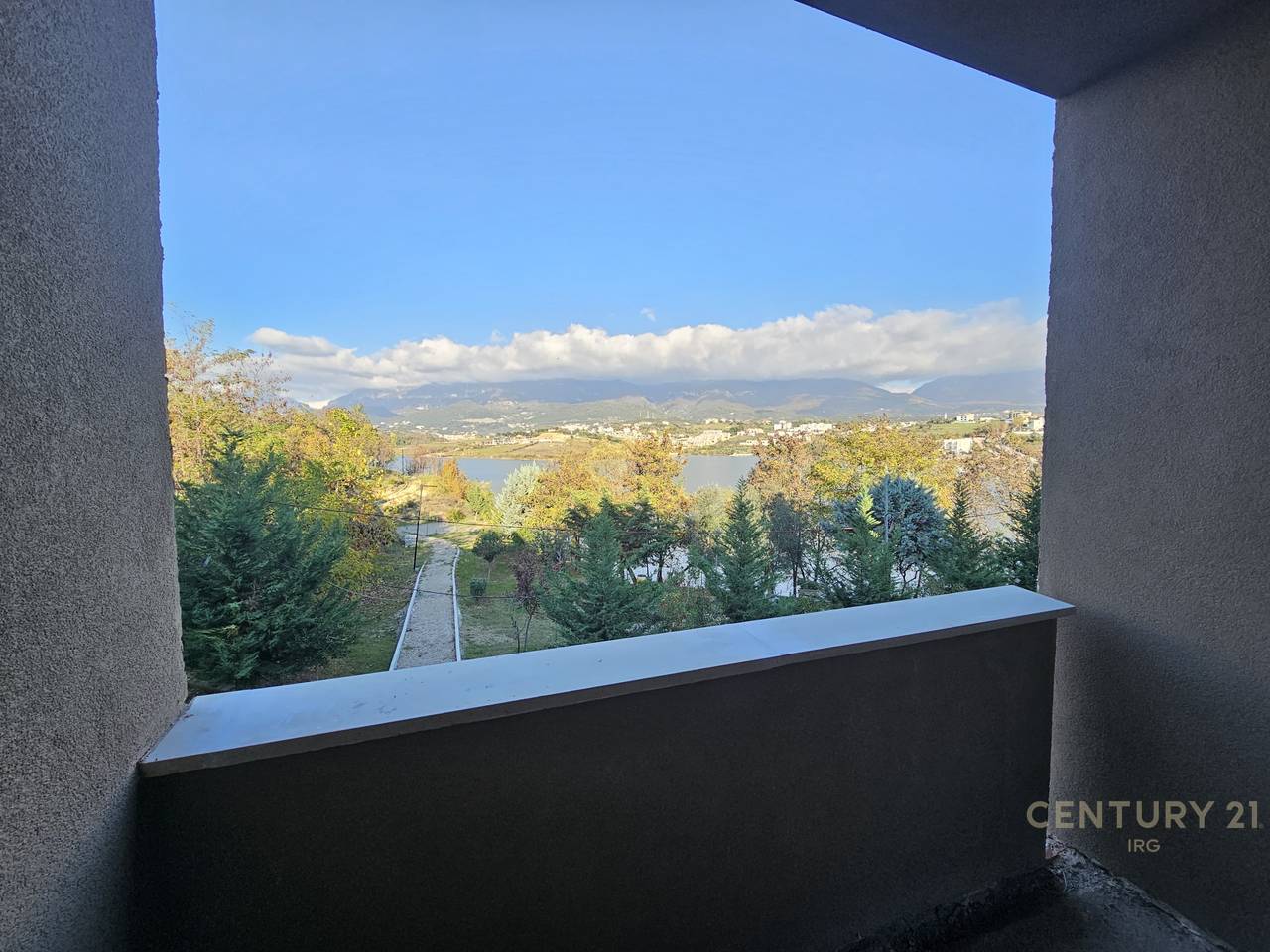 Vieni alla piscina della Swan Lake Residence!