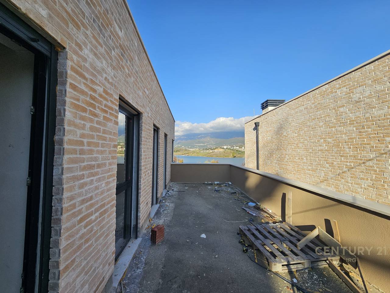 Vieni alla piscina della Swan Lake Residence!