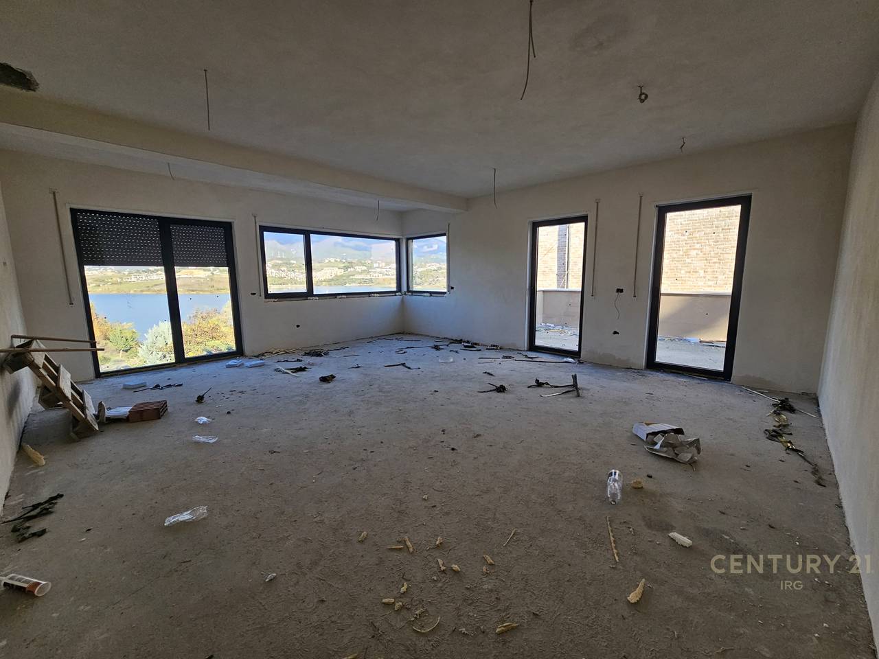 Vieni alla piscina della Swan Lake Residence!