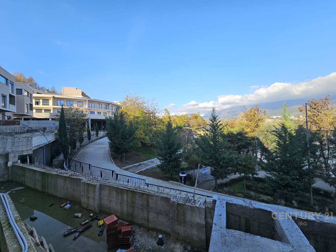 Vieni alla piscina della Swan Lake Residence!