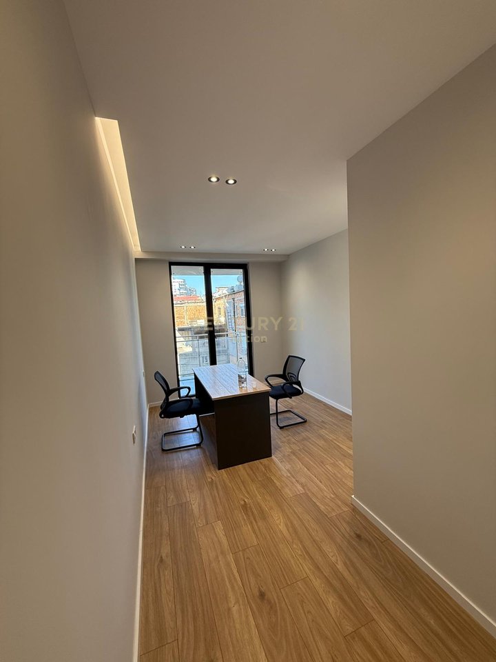 ZYRE PER QIRA ,RESIDENCA MINE PEZA!