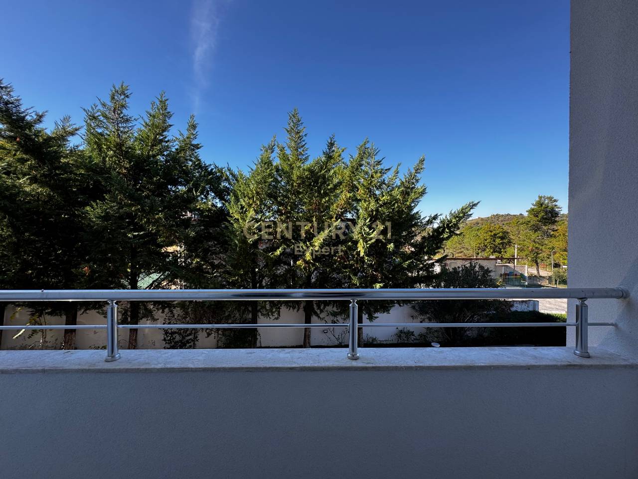 JAPIM ME QIRA HOTEL BAR RESTAURANT!