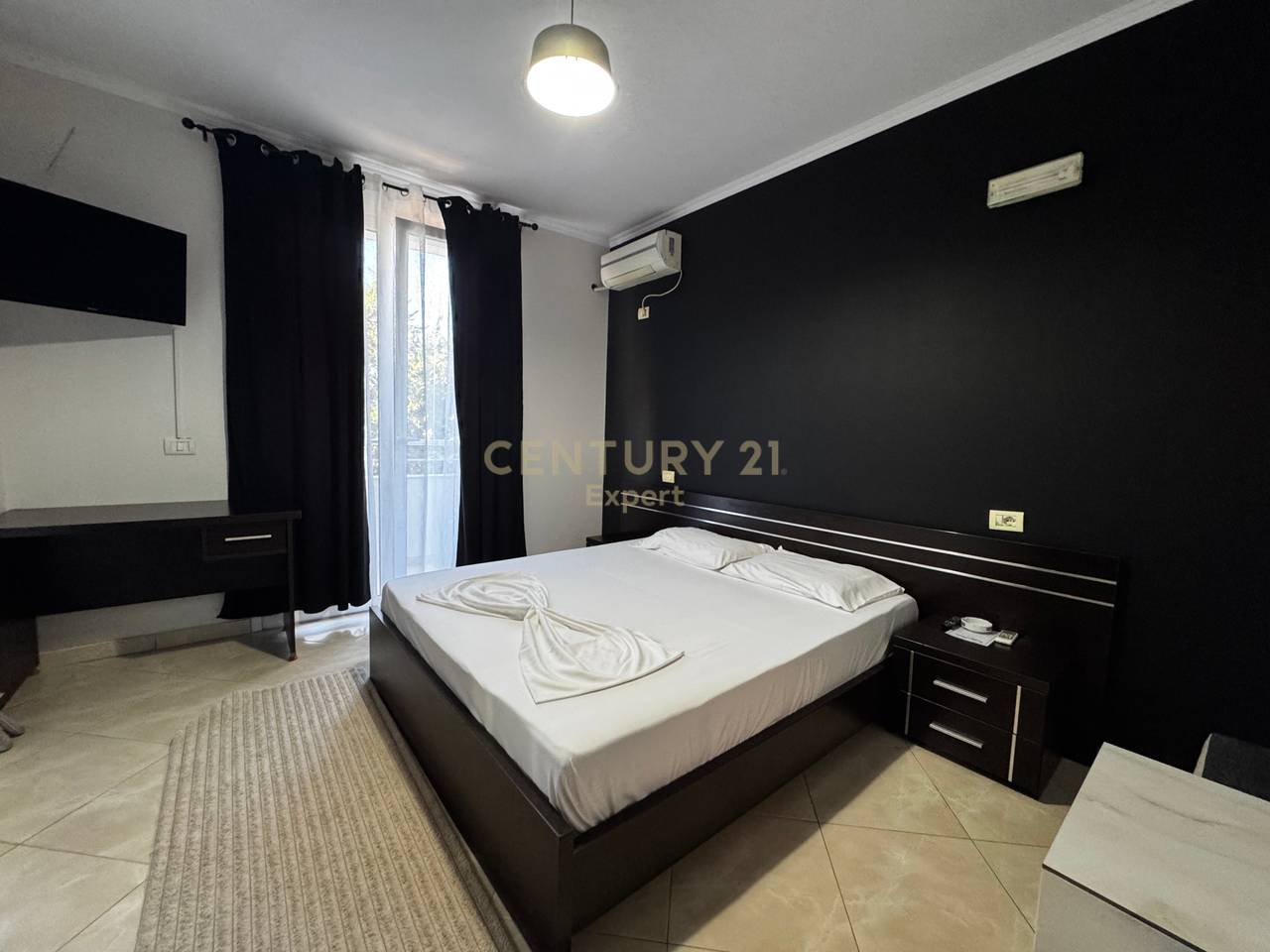 JAPIM ME QIRA HOTEL BAR RESTAURANT!