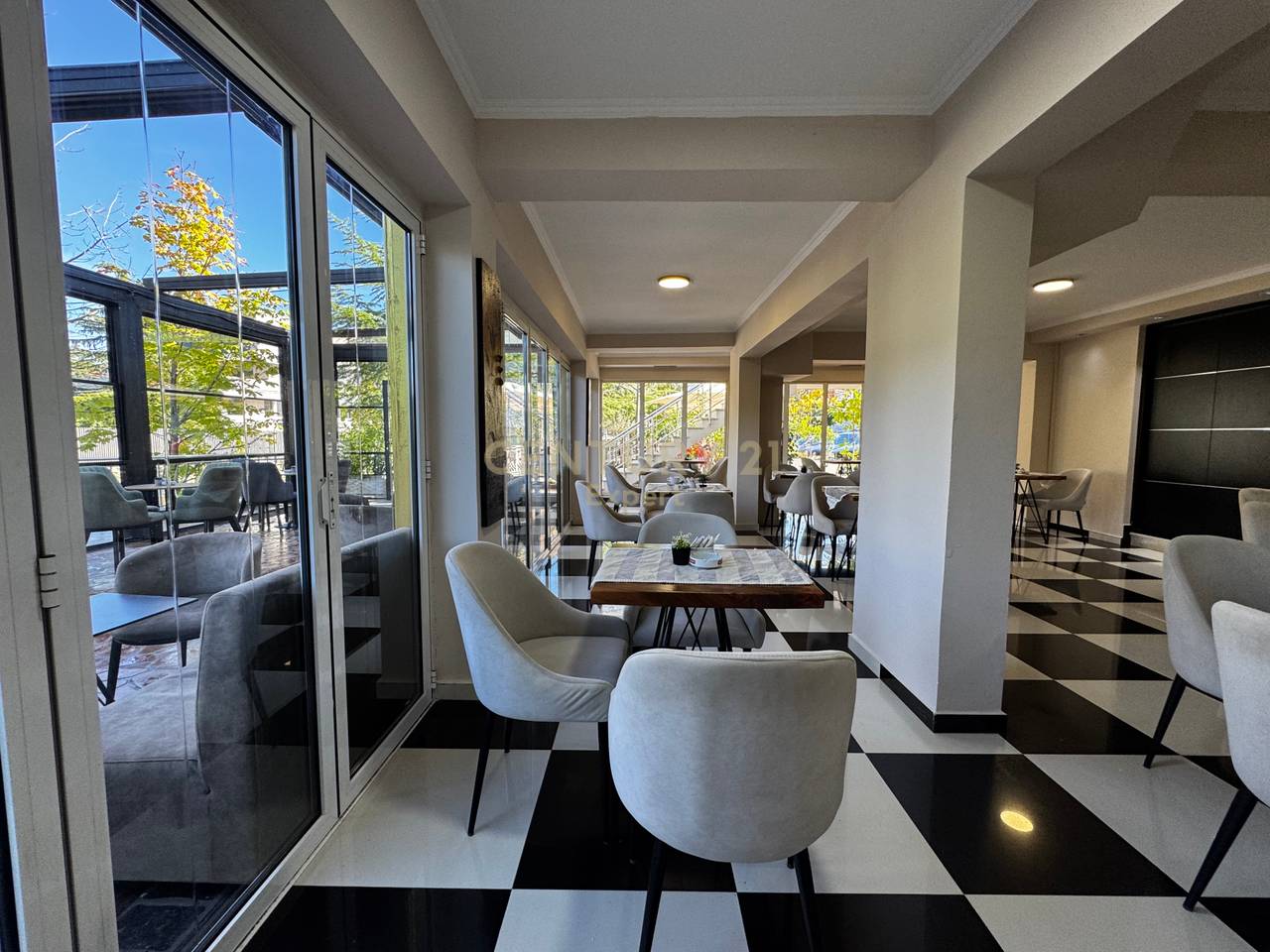 JAPIM ME QIRA HOTEL BAR RESTAURANT!