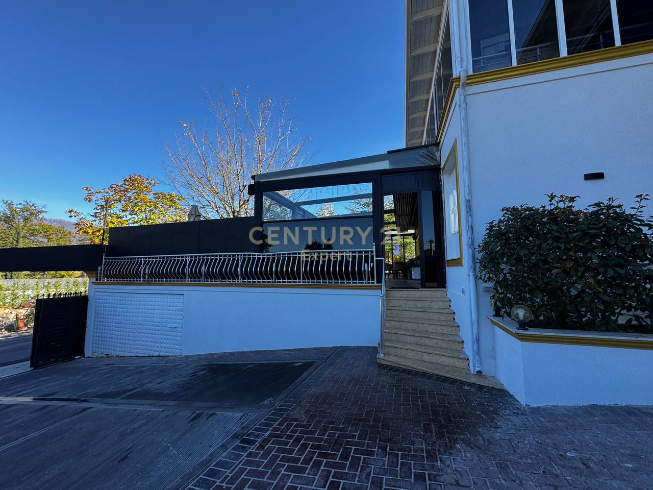 JAPIM ME QIRA HOTEL BAR RESTAURANT!