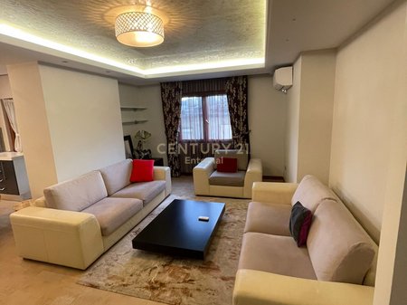 Apartament 3+1+2 me qira ne Qender