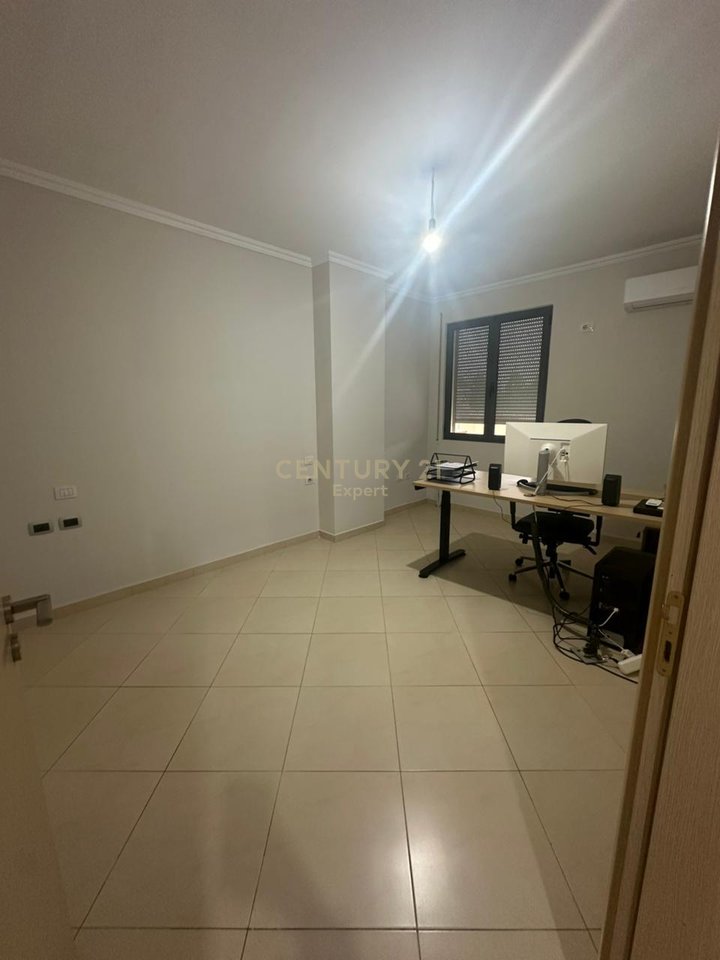 SHESIM APARTAMENT 3+1+2+ POST PARKIMI TE PERFSHIRE TEK STADIUMI DINAMO!