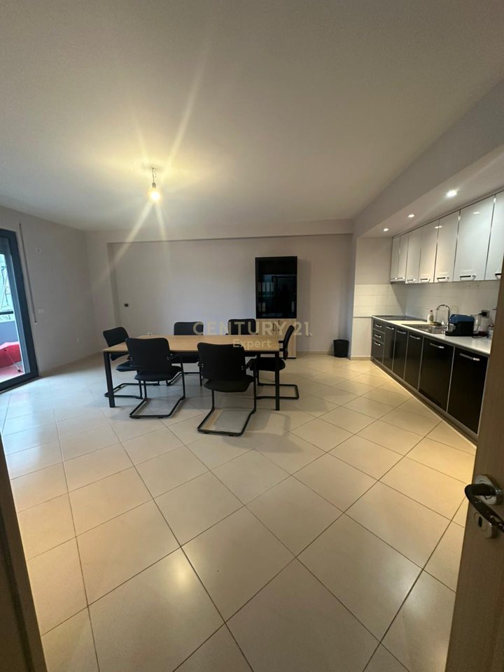 SHESIM APARTAMENT 3+1+2+ POST PARKIMI TE PERFSHIRE TEK STADIUMI DINAMO!