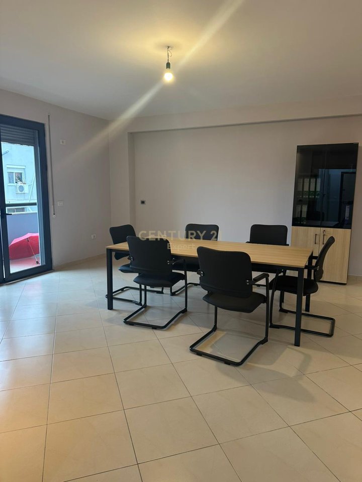 SHESIM APARTAMENT 3+1+2+ POST PARKIMI TE PERFSHIRE TEK STADIUMI DINAMO!