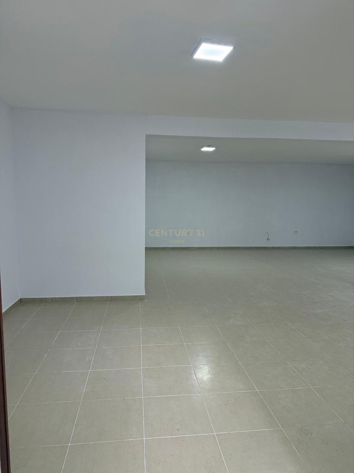 Jepet me qira dyqan 90 m² te Kopshti Botanik, Tiranë!!