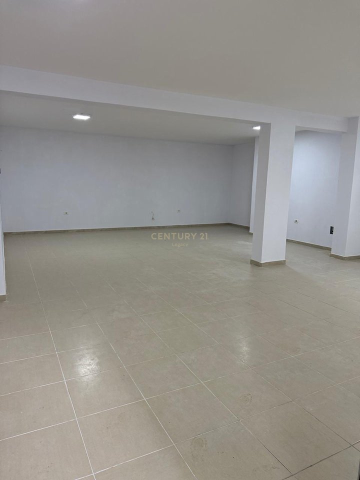 Jepet me qira dyqan 90 m² te Kopshti Botanik, Tiranë!!