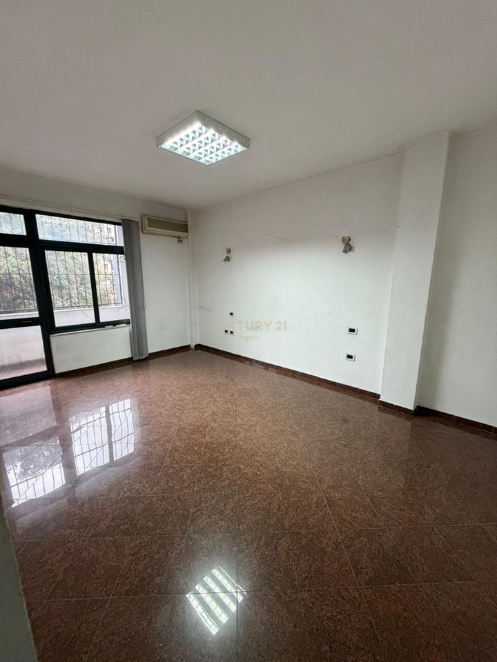 🏢 Jepet me Qera/Shitet Godinë 3-Katëshe në Myslym Shyri – Perfekte për Biznes!!