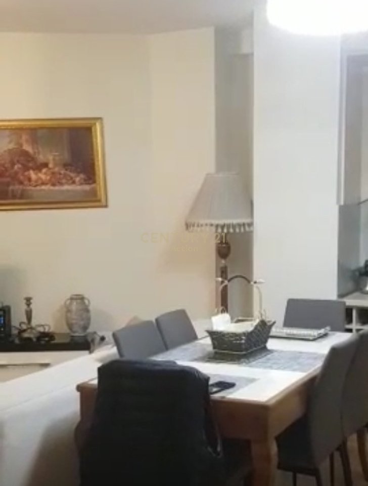 Shitet Apartament 2+1+2 (100 m² neto) me Ballkon, Kati i Fundit & Mundësi Papafingoje 🌟