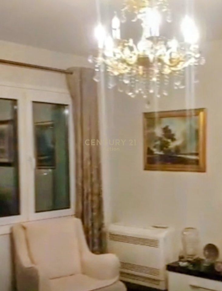 Shitet Apartament 2+1+2 (100 m² neto) me Ballkon, Kati i Fundit & Mundësi Papafingoje 🌟