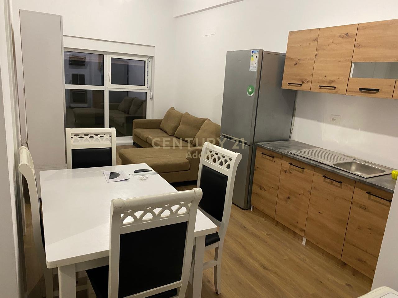 JEPET ME QIRA APARTAMENT 1+1 TEK KOPMLEKSI KADIU