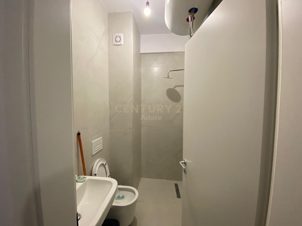 JEPET ME QIRA APARTAMENT 1+1 TEK KOPMLEKSI KADIU