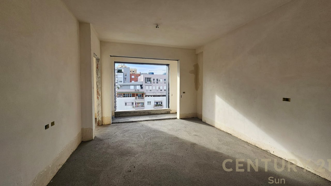 SHITET APARTAMENT 2+1+2 NE PAZARIN E RI