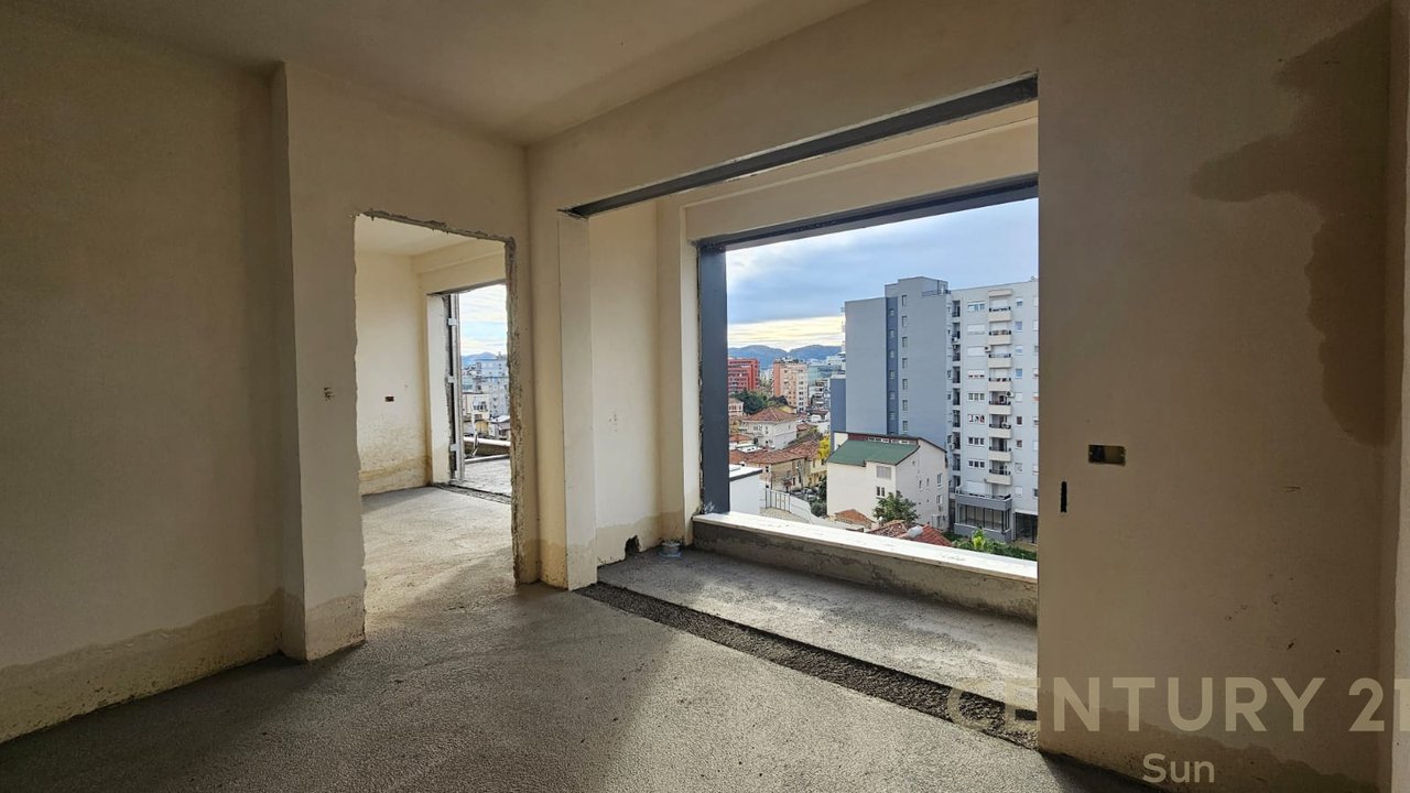 SHITET APARTAMENT 2+1+2 NE PAZARIN E RI