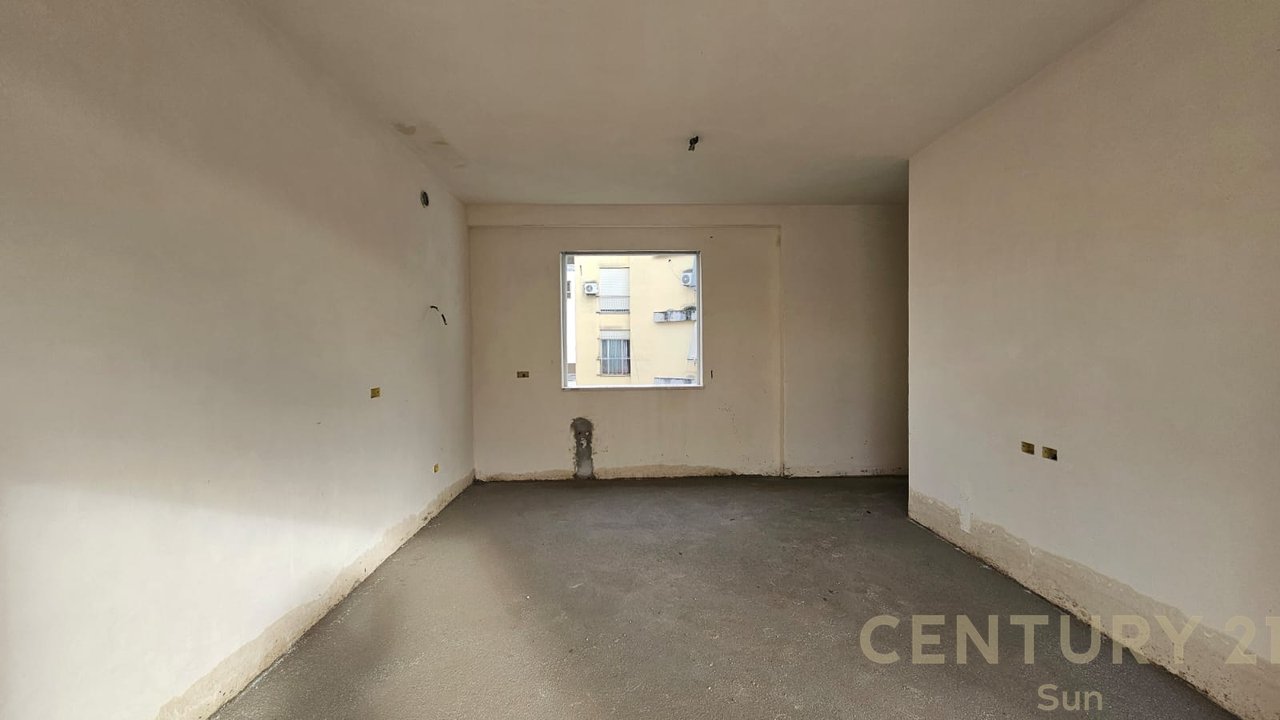 SHITET APARTAMENT 2+1+2 NE PAZARIN E RI