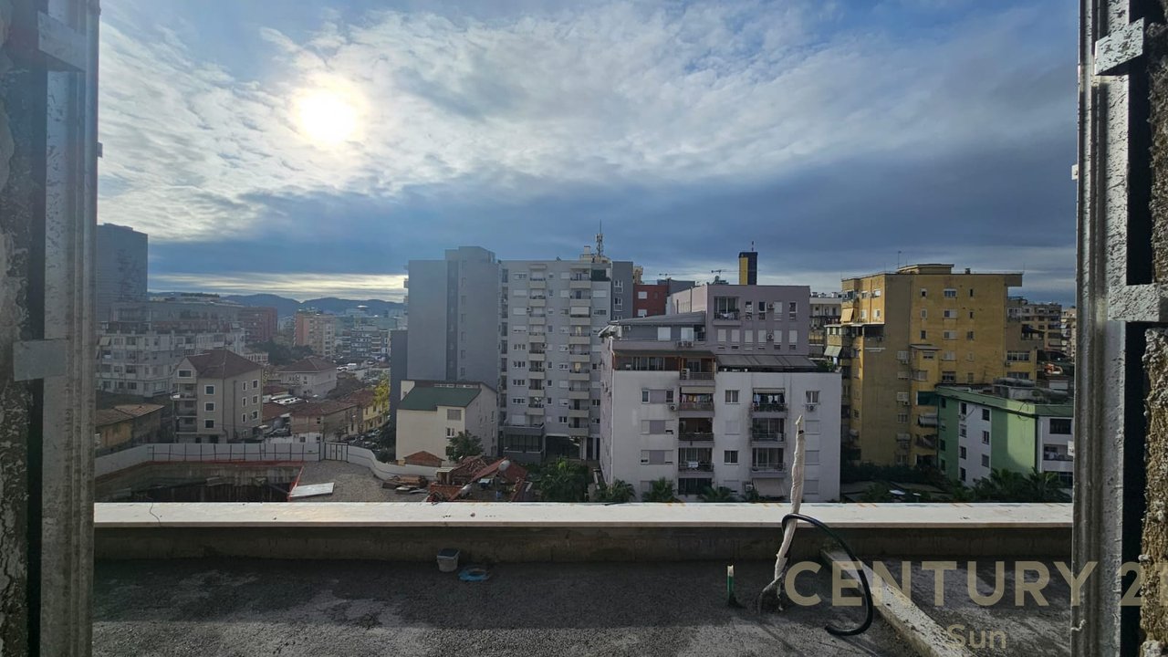 SHITET APARTAMENT 2+1+2 NE PAZARIN E RI