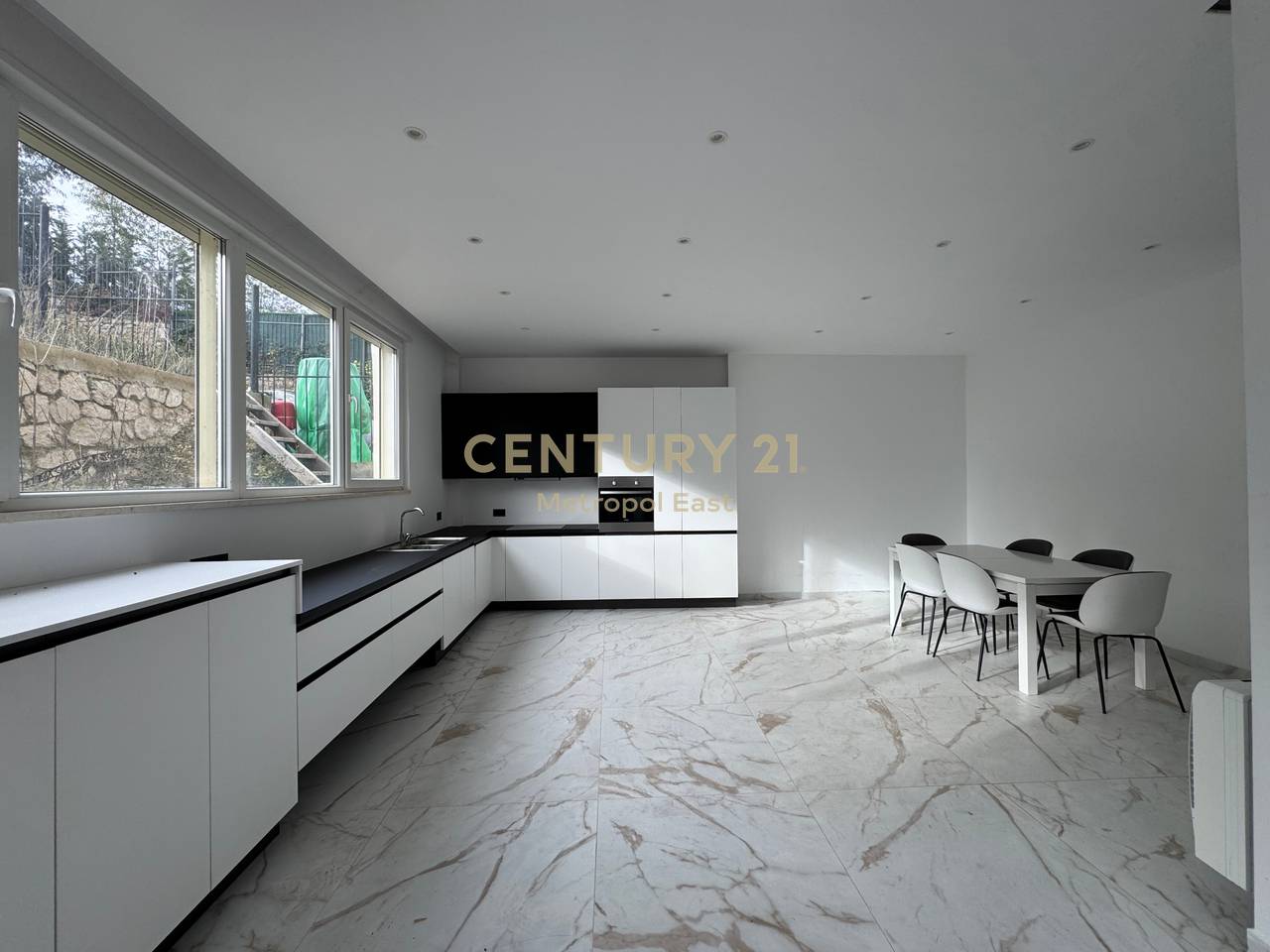 VILLA SU 3 PIANI IN VENDITA + TERRENO DI 400m2 NELLA RESIDENZA SECRET GARDEN